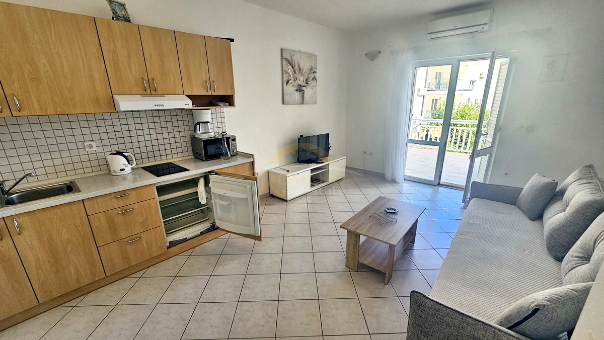 Casa con appartamenti a Okrug Gornji/Čiovo, seconda fila dal mare - 5 appartamenti